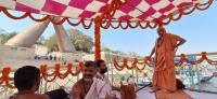 HH Swamiji and Yatri-s board 4 Bajra boats from Namo Ghat and depart for Raja Ghathi (26.03.2025)
